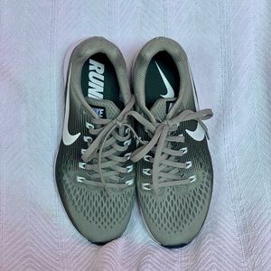 Like new Nike zoom Pegasus 34 running shoe